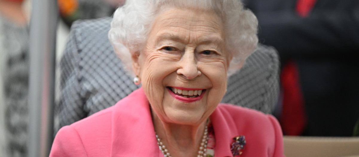 Britain's Queen Elizabeth II is given a tour by Keith Weed, President of the Royal Horticultural Society during a visit by members of the royal family to the RHS Chelsea Flower Show 2022,