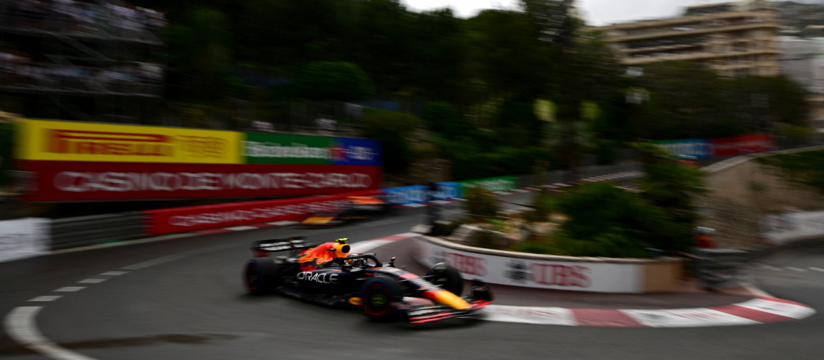 Checo Pérez al frente de la  carrera en Mónaco