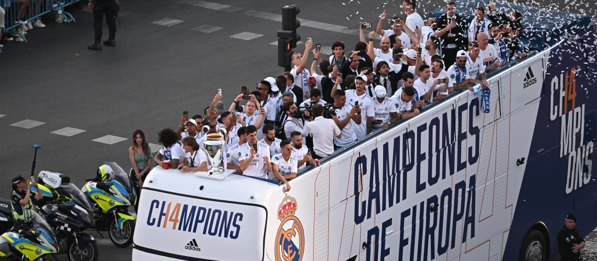 El autobús descapotable del Real Madrid, a su llegada a Cibeles