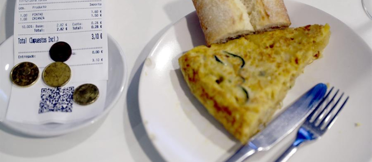 Un pincho de tortilla y su factura, en un bar de Bilbao