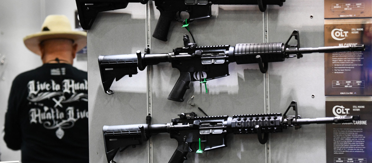 Colt M4 Carbine and AR-15 style rifles are displayed during the National Rifle Association (NRA) Annual Meeting at the George R. Brown Convention Center, in Houston, Texas on May 28, 2022. - America's powerful National Rifle Association kicked off a major convention in Houston Friday, days after the horrific massacre of children at a Texas elementary school, but a string of high-profile no-shows underscored deep unease at the timing of the gun lobby event. (Photo by Patrick T. FALLON / AFP)