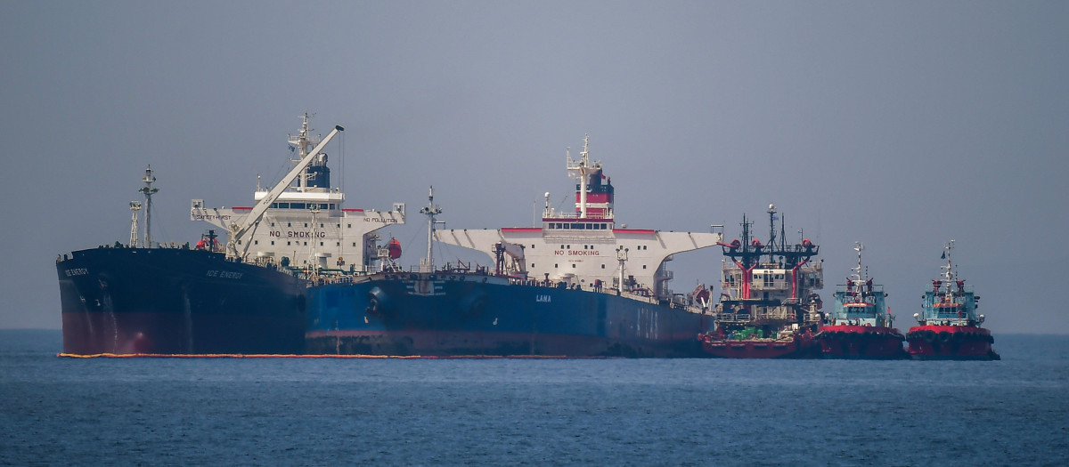 El petrolero de bandera liberiana Ice Energy  transfiere petróleo crudo del petrolero de bandera iraní