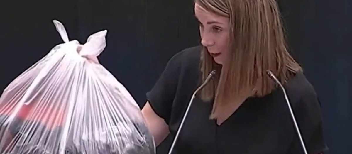 La portavoz del PSOE en el Ayuntamiento de Madrid, Mar Espinar, lleva al Pleno de Cibeles una bolsa de basura para ejemplificar la suciedad en las calles.
POLITICA 
PSOE DE MADRID