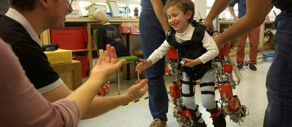 03/Junio/2016 Madrid, Arganda del Rey.
Álvaro, enfermo de atrofia muscular espinal, da sus primeros pasos gracias al primer exoesqueleto diseñado para niños en el Centro de Automática y Robótica, CAT, del CSIC.

© JOAN COSTA