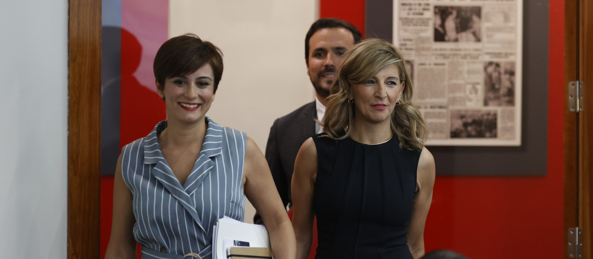 Isabel Rodríguez, portavoz del Gobierno, acompañada de Yolanda Díaz y Alberto Garzón.