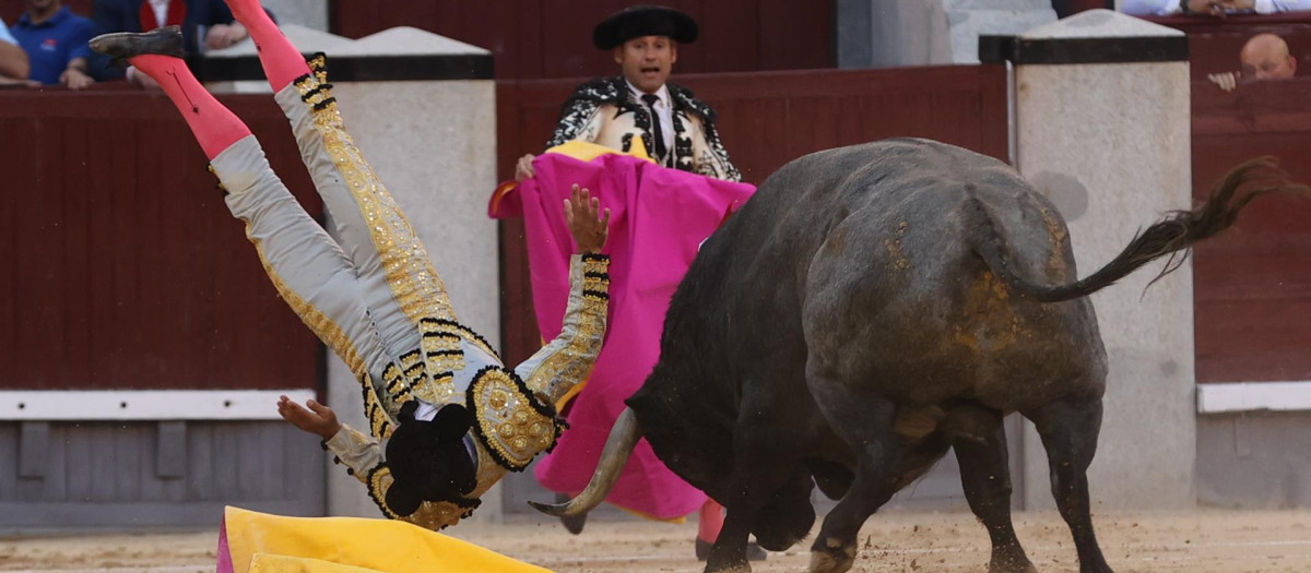 Gómez del Pilar sufrió una cogida al comenzar la lidia de su segundo toro