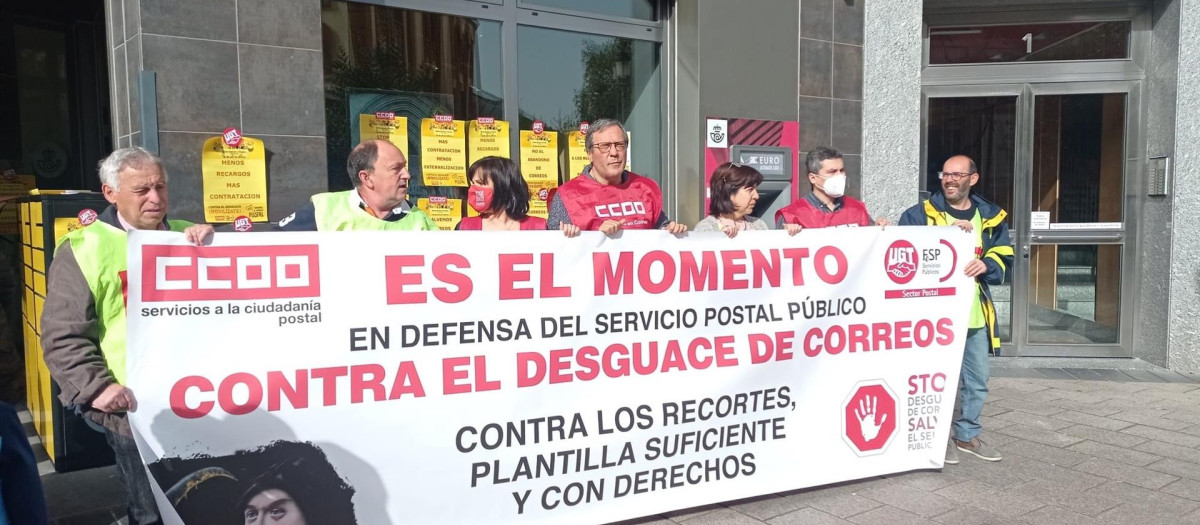 Protesta de UGT y CCOO contra el "desguace" de Correos.