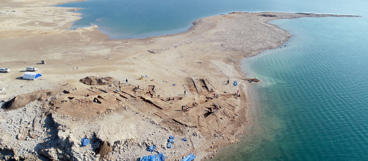 El sitio arqueológico de Kemune en la zona seca del embalse de Mosul