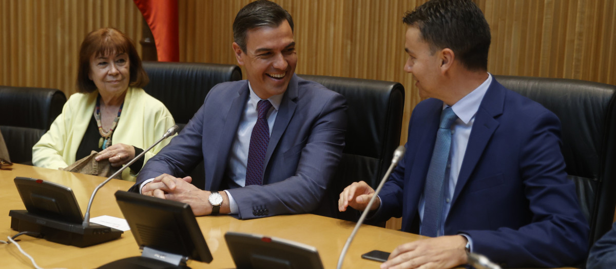 Pedro Sánchez junto a los portavoces del PSOE en el Congreso y el Senado