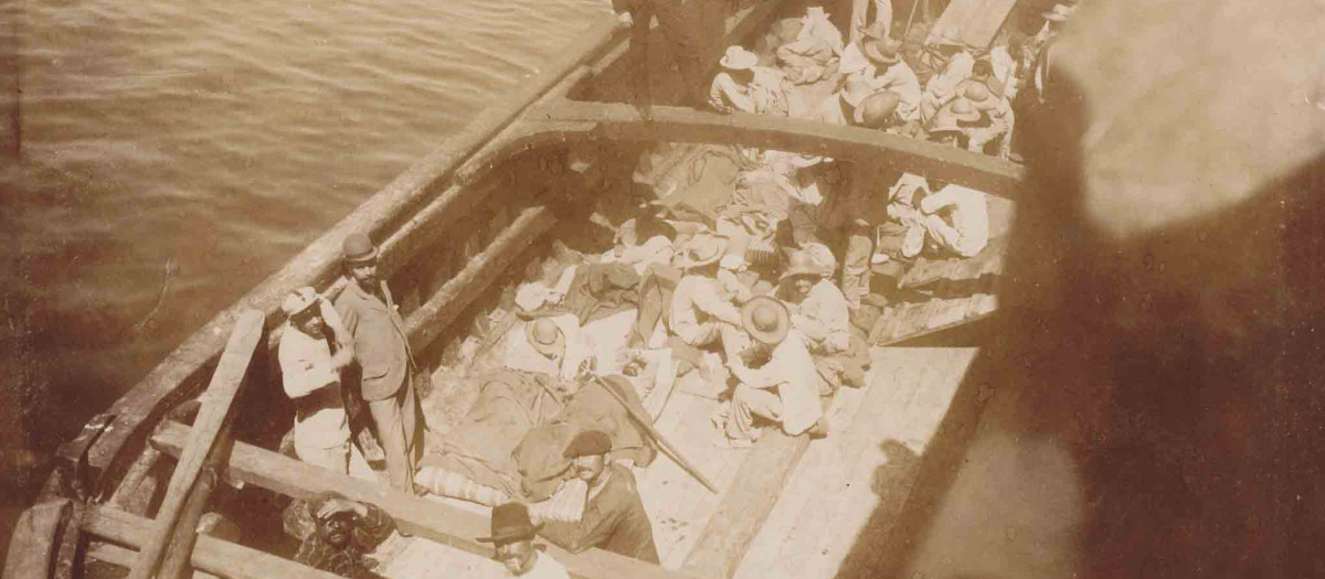 Fotografía tomada por Sellier del desembarco de los heridos de la guerra de Cuba en el puerto coruñés