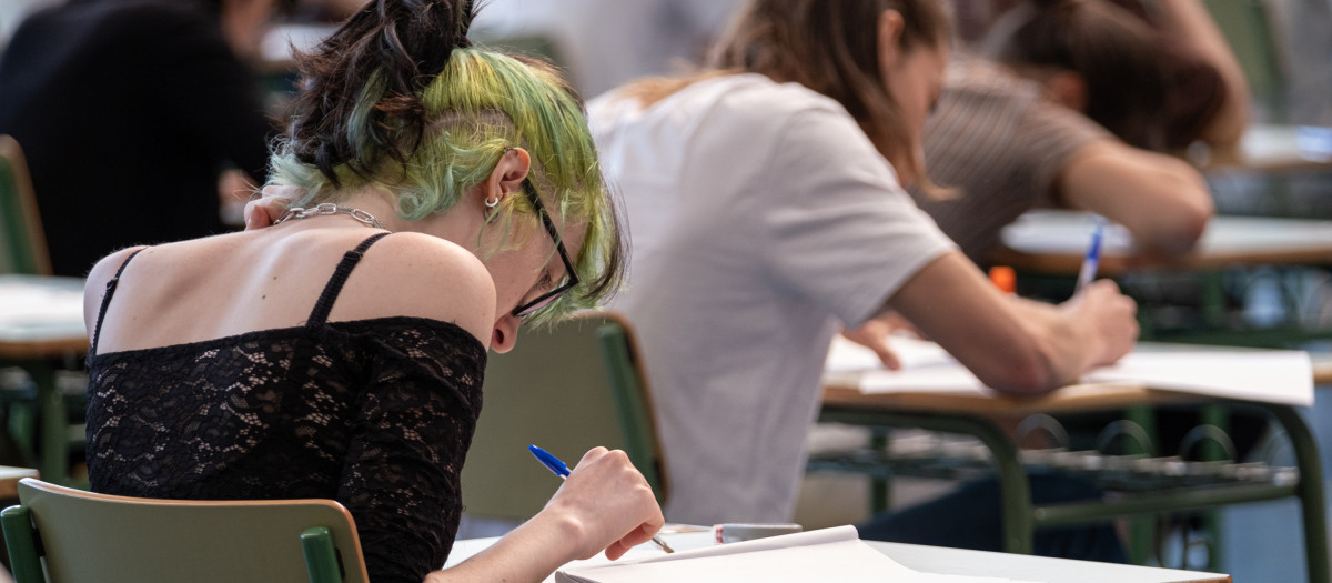 La Rioja ha acogido este miércoles en el polideportivo de la Universidad de La Rioja (UR), el pistoletazo de salida a nivel nacional de la Evaluación de Bachillerato para el Acceso a la Universidad (EBAU), en un inicio de jornada marcado por los nervios de los estudiantes, quienes no han soltado los apuntes hasta el último minuto, y en la que se han visto pocas mascarillas