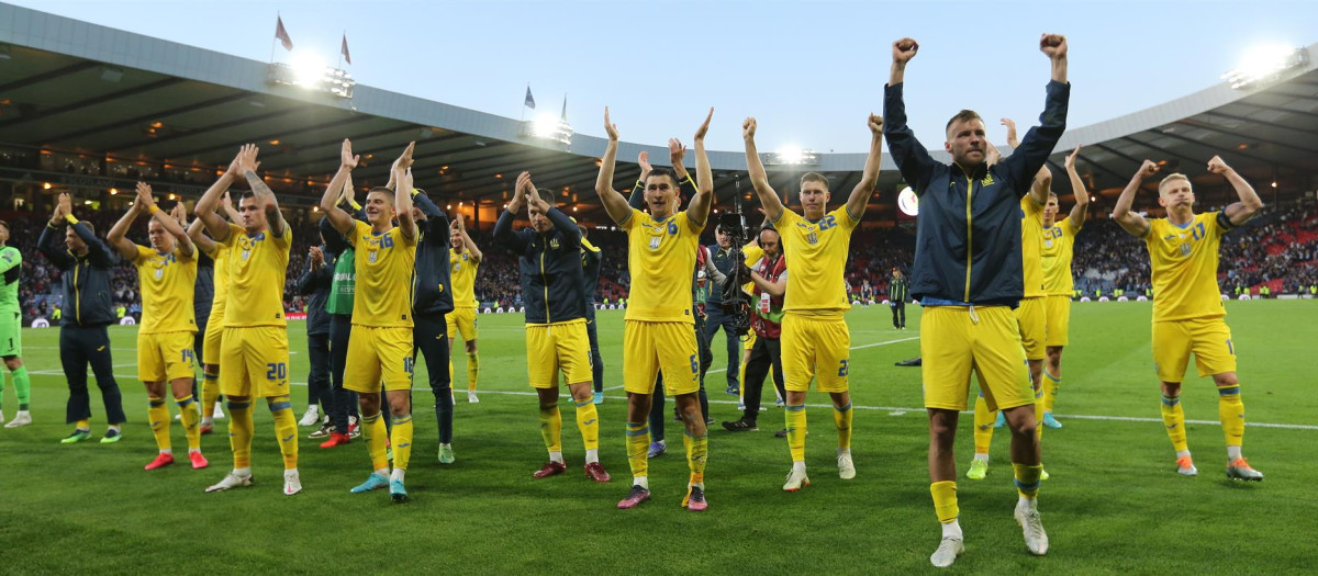 Los jugadores ucranianos celebran la victoria ante Escocia