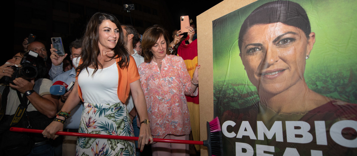 Macarena Olona, la candidata de Vox a la presidencia de la Junta de Andalucía, durante la pegada de carteles de este viernes en Granada