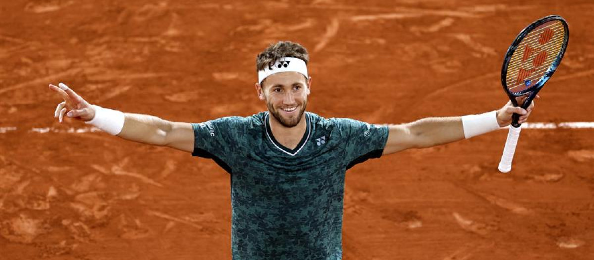 El noruego Casper Ruud reacciona después de ganar contra el croata Marin Cilic en su partido de semifinales de Roland Garros