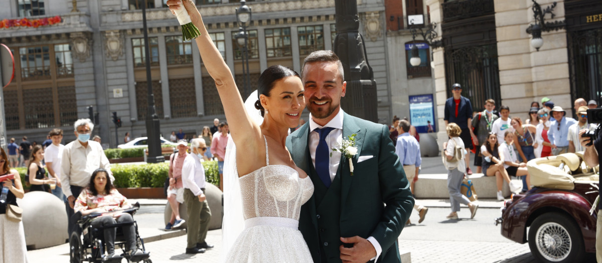 Vania Millán y su ya marido, Julián Bayón, a su llegada a la iglesia de San José de Madrid este sábado