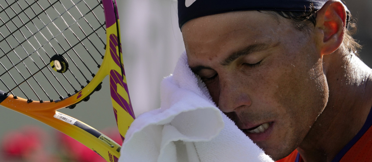 Rafael Nadal se seca el sudor durante el torneo de Indian Wells