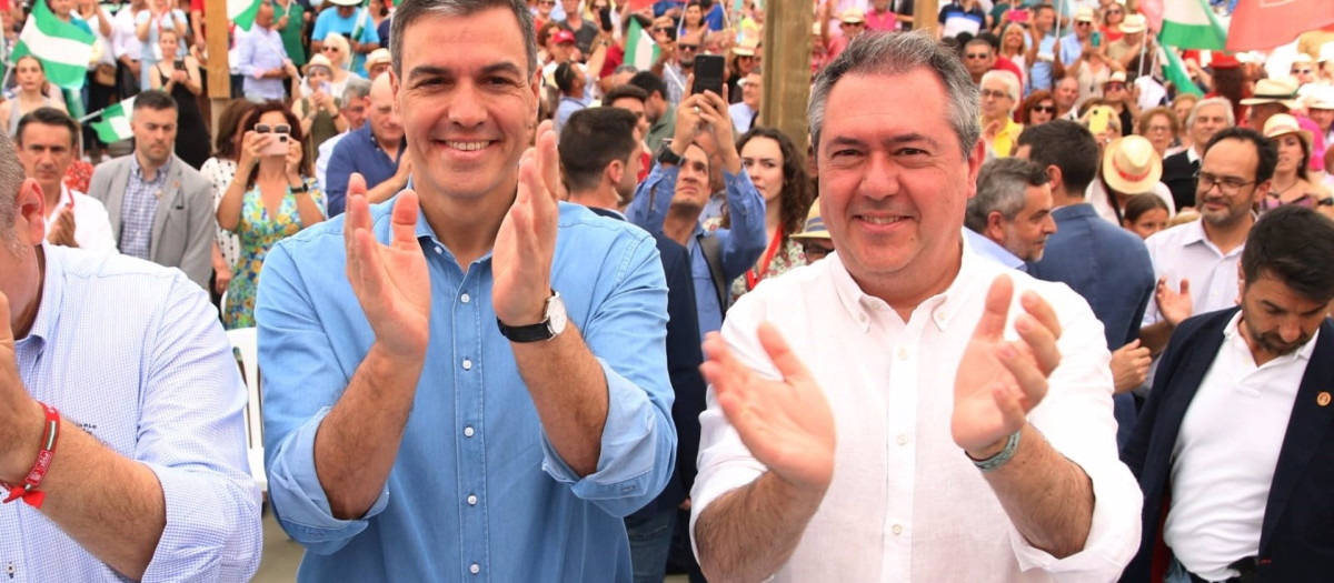 El secretario general del PSOE, Pedro Sánchez, y el secretario general del PSOE-A y candidato a la Junta, Juan Espadas, este domingo en Cuevas del Almanzora (Almería)