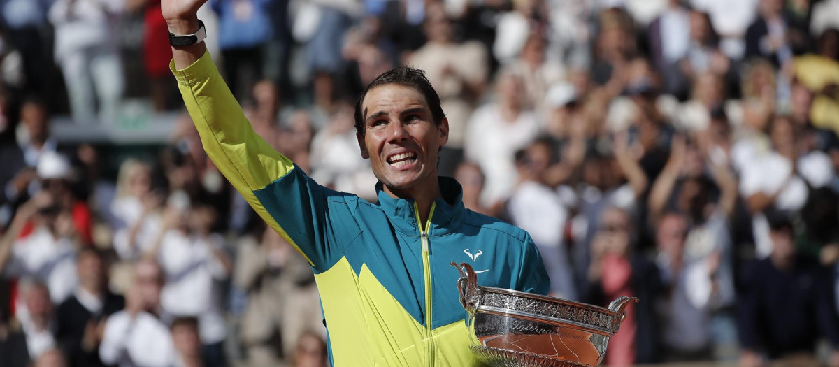 Rafa Nadal saluda al público que tanto le ha apoyado en esta edición de Roland Garros