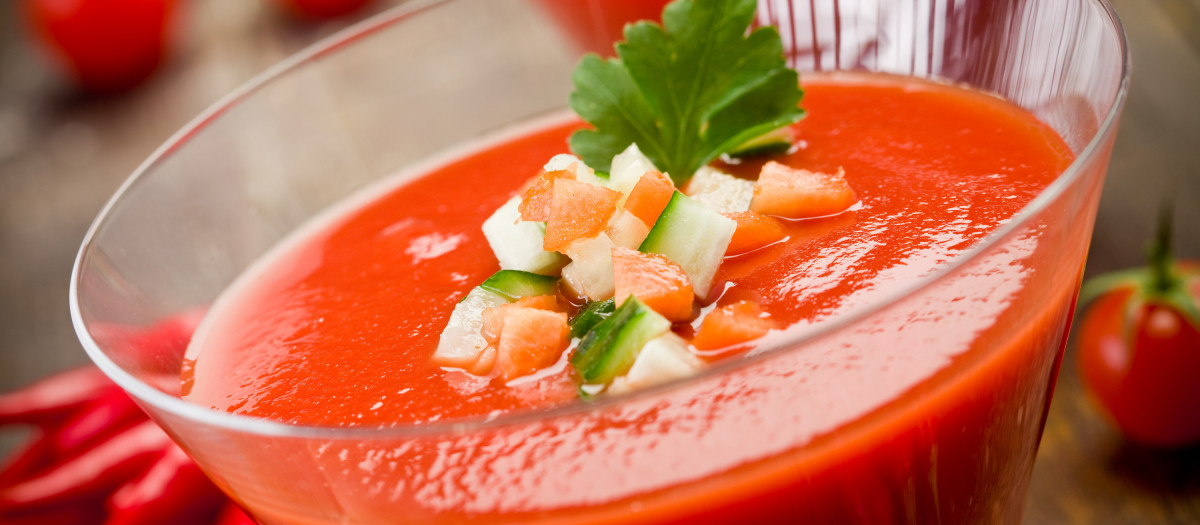 .GLASS,CHALICE,TUMBLER,PEPPER,CLOSEUP,WOOD,HOT,DIET,JUICE,CREAM,MEXICAN,RED PEPPERS,GOURMET,CARROTS,LATIN AMERICA,FOOD,DISH,MEAL,MIXED,LUNCH,PARSLEY,VEGETARIAN,TOMATO,MIX,STARTER,APPETIZER,ORGANIC,VEGETABLES,CREAMY,PORTION,SOUP,HEALTHY,COURGETTE,ZUCCHINI,LIGHT,TABLE,GAZPACHO,TOMATO SAUCE,CHERRY TOMATO,DELICIOUS,MEXICAN CUISINE,WOODEN TABLE,VEGETARIAN CUISINE