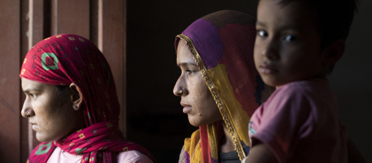 Women mourn the death of three married sisters and two of their children, who were found dead in a well in Dudu village on May 28, at the deceased family's home in Chhapya village of India's Rajasthan state on May 31, 2022. - Before the three sisters and their children were found dead in a well, they left a message blaming the family they had married into. Kalu, Kamlesh and Mamta Meena were victims of a dispute over dowries, the often hefty sums Indian parents pay to marry off their daughters. (Photo by Xavier Galiana / AFP)