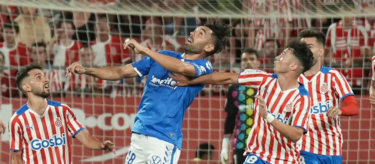 Jugadores del Girona y Tenerife en el partido por el ascenso a 1ª