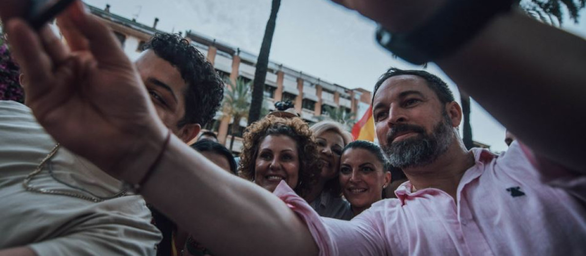 Santiago Abascal se toma un selfie junto a Macarena Olona y simpatizantes de Vox, esta semana, en Huelva