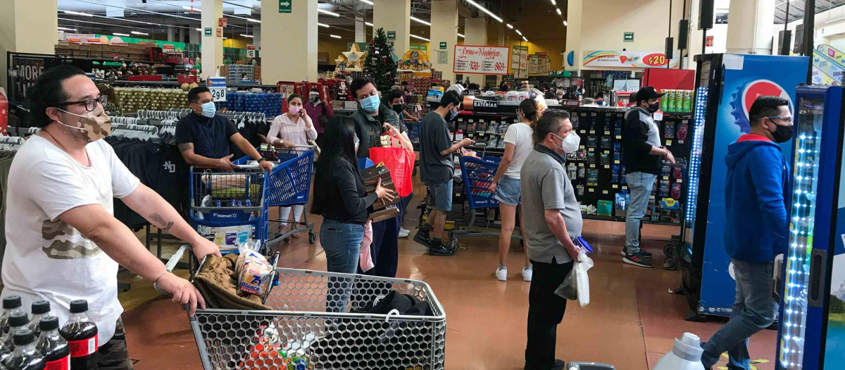 Personas esperando para pagar en una cola de Walmart, la empresa que más factura en el mundo según este ranking.