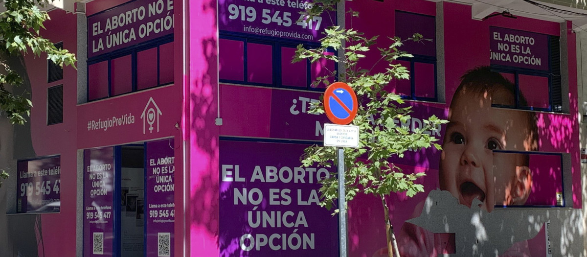 Refugio provida frente a la clínica Dator de Madrid