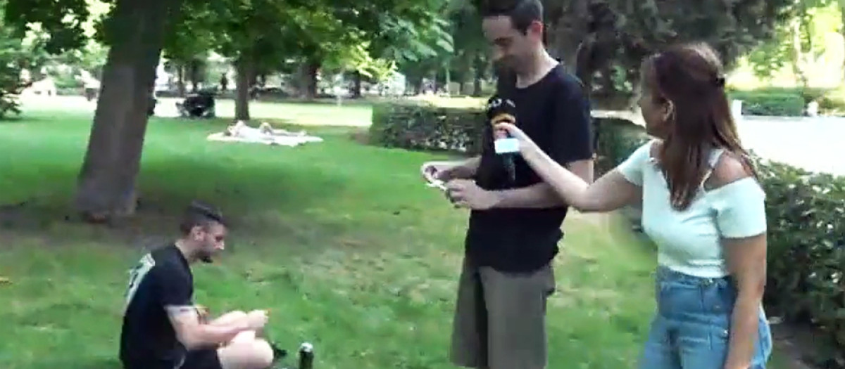 La reportera de Madrid directo Irene Falcón, en el momento de la incómoda respuesta del joven
