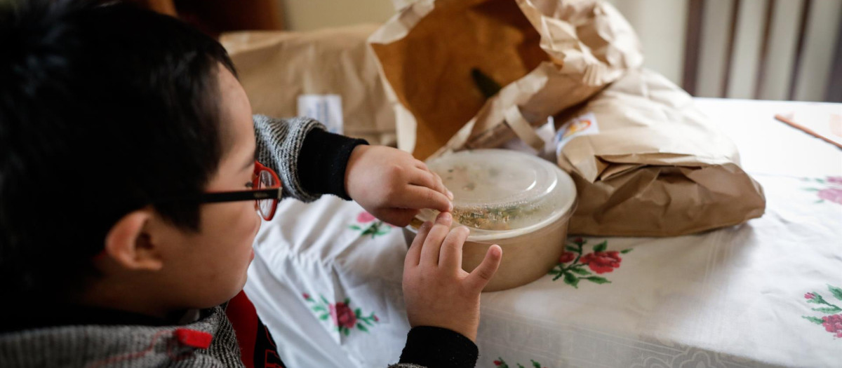 Un niño durante la comida en su casa