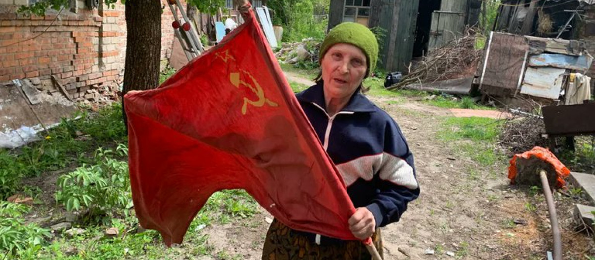 Anna Ivanovna, portó una bandera de la URSS durante de la invasión rusa a Ucrania