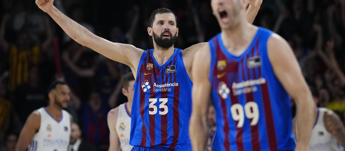 El ala pivot montenegrino del FC Barcelona, Nikola Mirotic, celebra la victoria del equipo blaugrana a la finalización del segundo encuentro de las finales de la liga Endesa que han disputado hoy miércoles frente al Real Madrid en el Palau Blaugrana de Barcelona