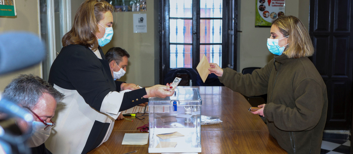 Una mujer ejerciendo su derecho al voto