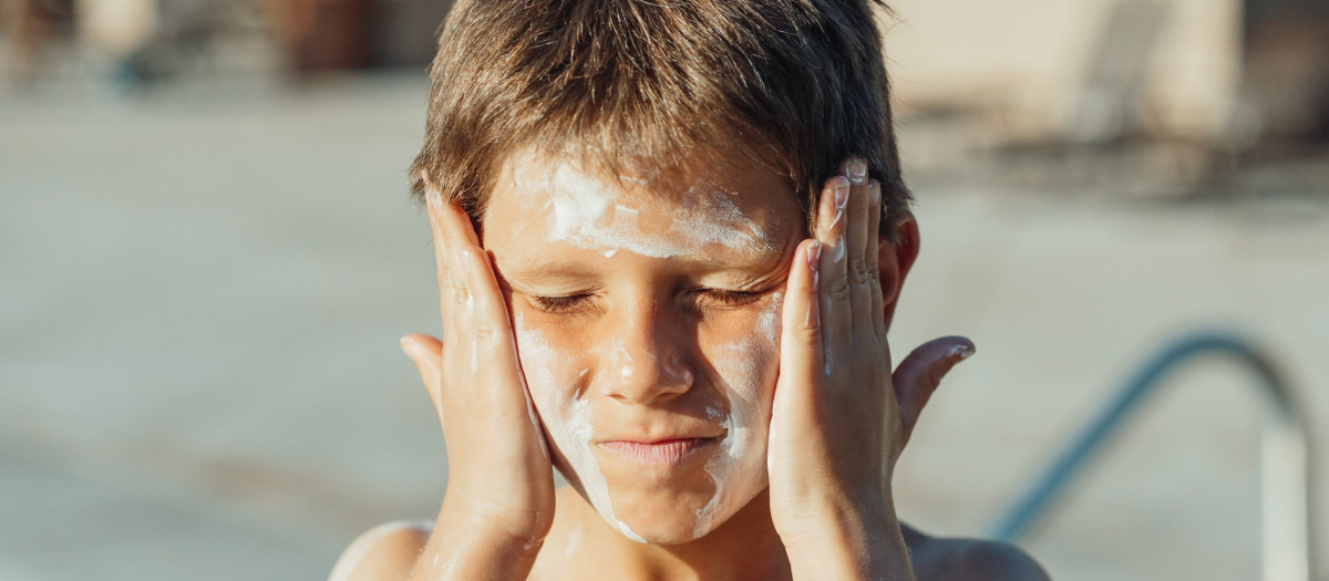 OCU recomienda utilizar una protección solar de, como mínimo, SPF 30 en niños