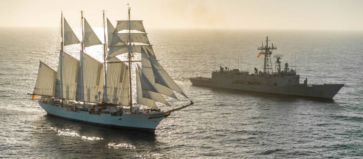El Juan Sebastián Elcano al comienzo de su aventura estuvo acompañado por la fragata Victoria