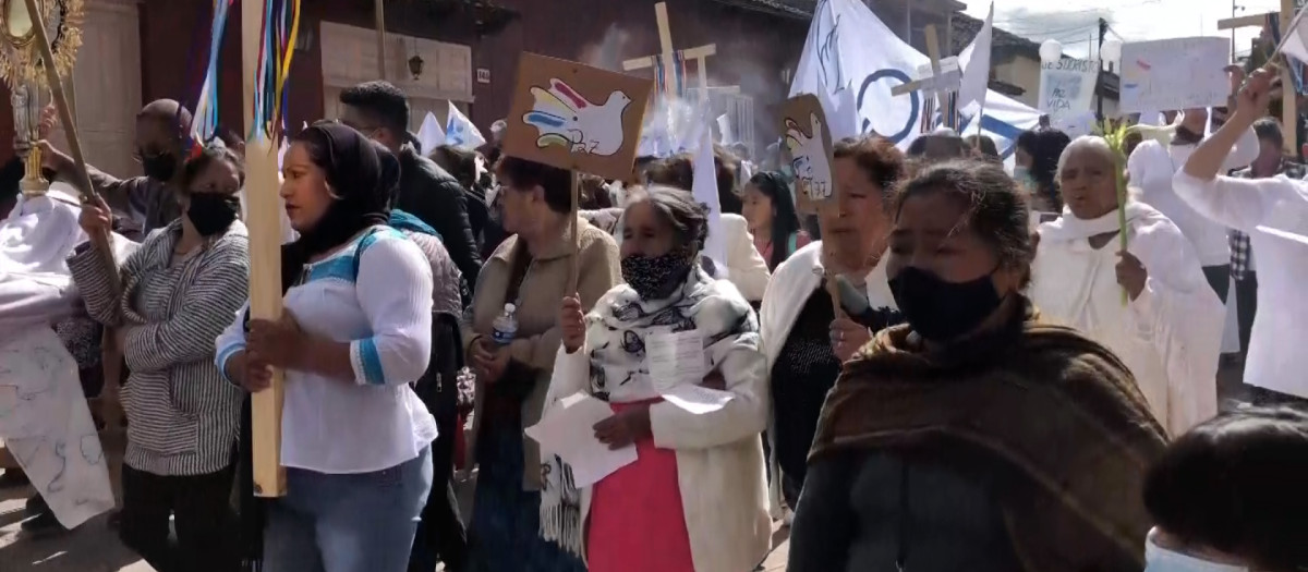 Cientos de mexicanos marchan por la paz