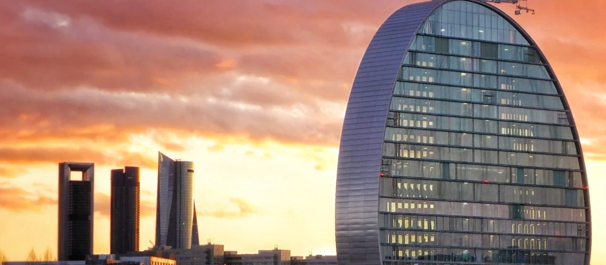 Edificio La Vela en el skyline de Madrid