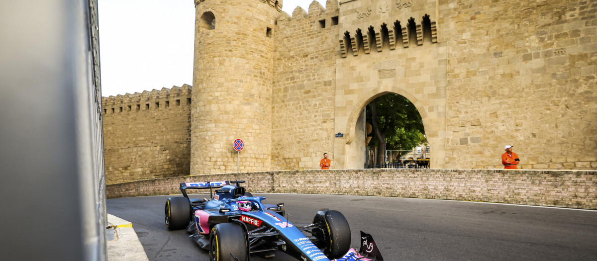 Fernando Alonso y su Alpine durante el Gran Premio de Azerbaiyán