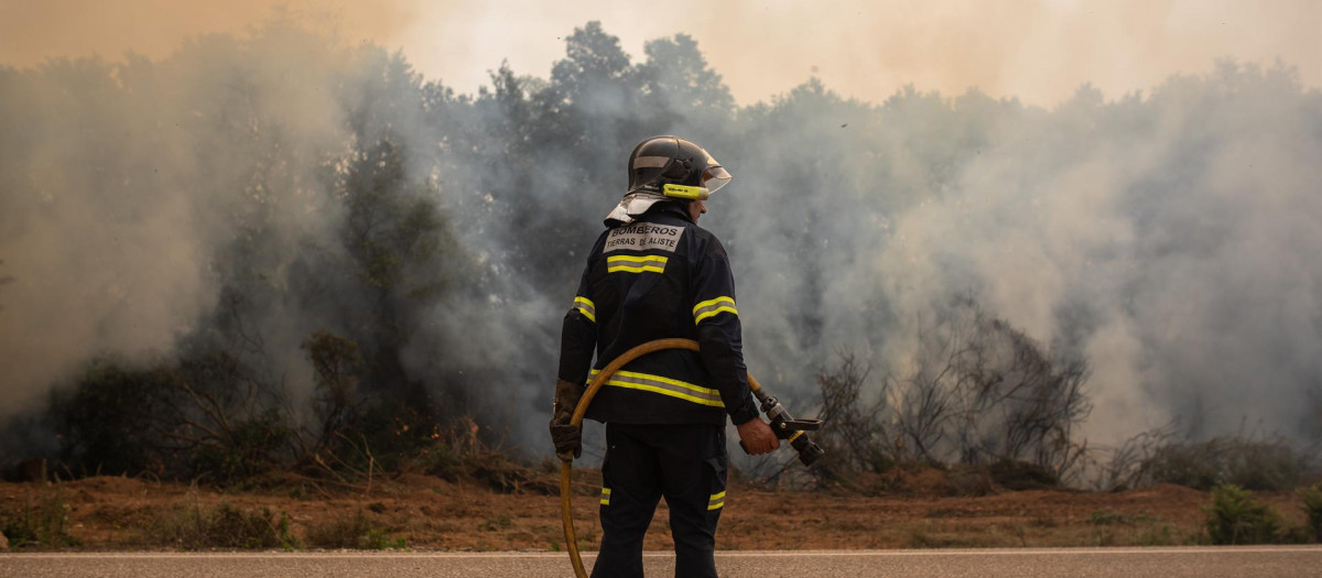 Un bombero trabaja en la zona cercana al incendio de la Sierra de la Culebra