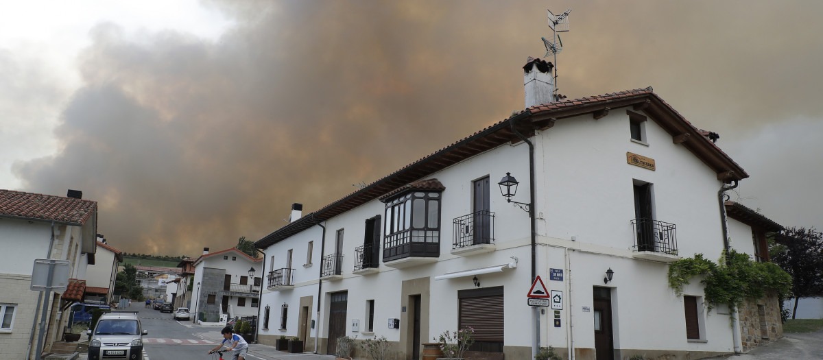 El humo provocado por los distintos incendios forestales que se han declarado en Navarra ha llegado a la localidad de Undiano, situado a 13 kilómetros de Pamplona