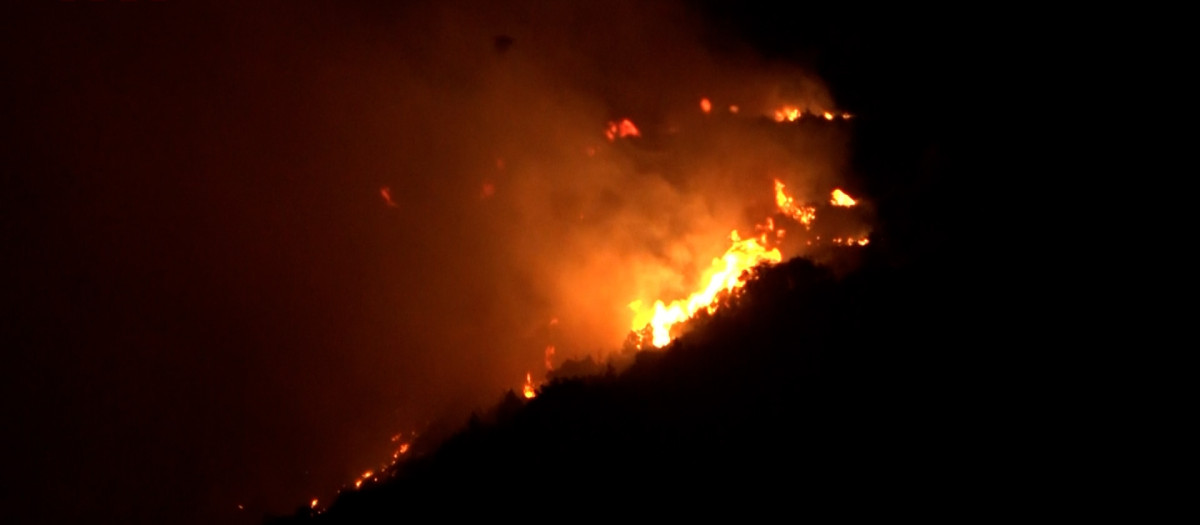 El incendio de Artesa de Segre durante la noche
