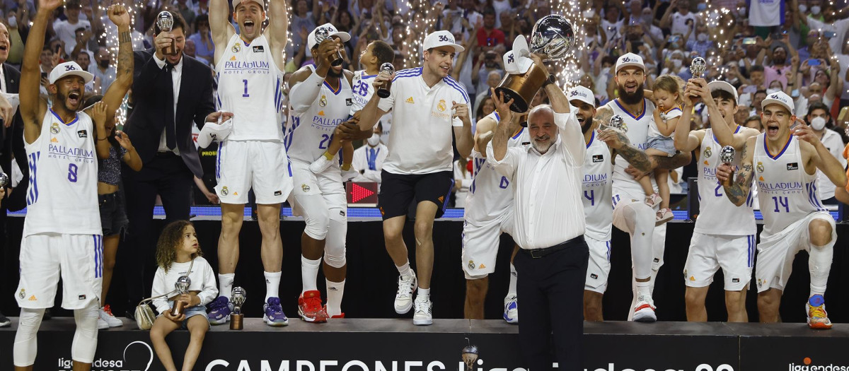 Pablo Laso levanta la Copa de la Liga ACB