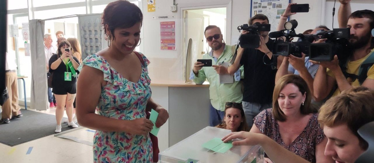 Teresa Rodríguez en el momento de votar en Cádiz

La candidata del Adelante Andalucía a la Presidencia de la Junta, Teresa Rodríguez, ha confiado en obtener representación en el Parlamento en las elecciones autonómicas de este domingo, algo que ha considerado que sería signo de "inaugurar y sembrar la semilla del andalucismo de izquierdas" en la comunidad, "que lleva mucho sin existir".

ESPAÑA EUROPA POLÍTICA ANDALUCÍA
ADELANTE ANDALUCÍA