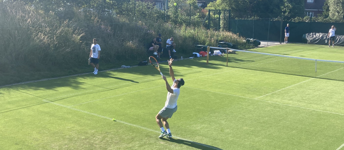 Rafa Nadal entrenando para preparar Wimbledon