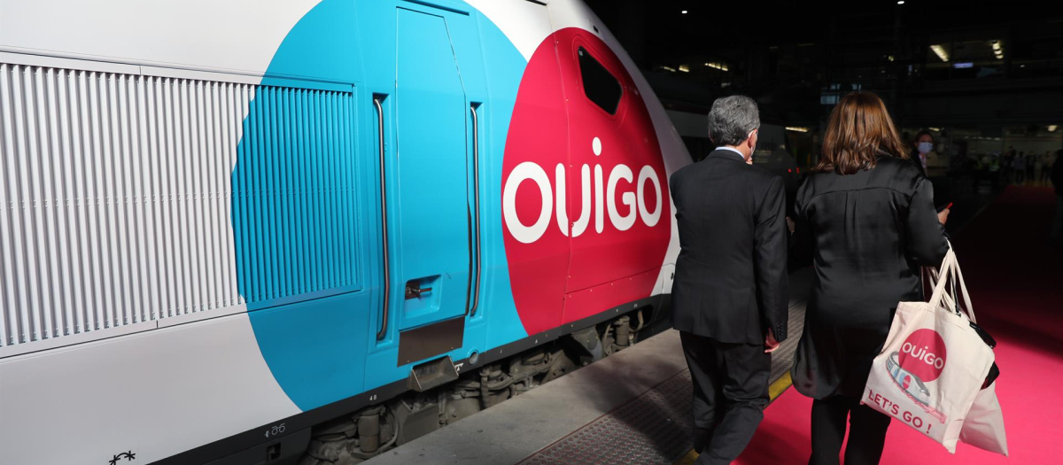 Dos personas caminan por el andén durante la inauguración del primer trayecto de Ouigo, a 7 de mayo de 2021, en Atocha, Madrid