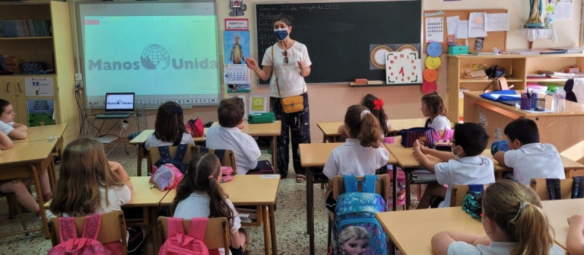 Cuentacuentos en un colegio de Manos Unidas