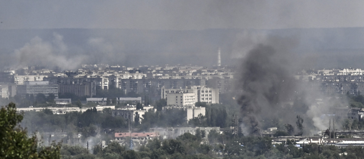 Una humareda negra emana de Severodonetsk, tras los brutales ataques de Rusia