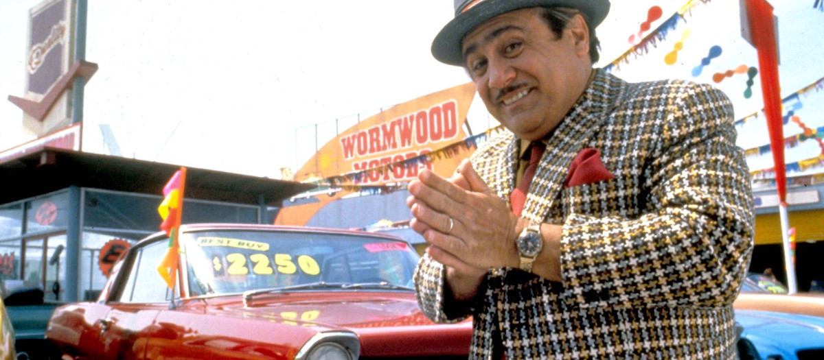 Danny de Vito interpretando a un honrado vendedor de coches