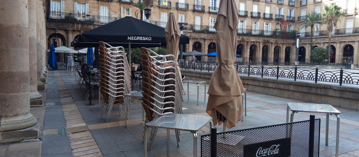 Terrazas vacías en Bilbao.