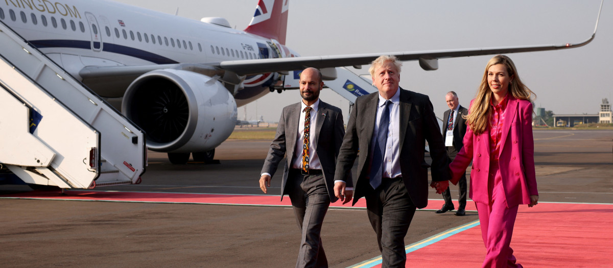 El primer ministro británico, Boris Johnson, y su mujer Carrie aterrizan en Kigali